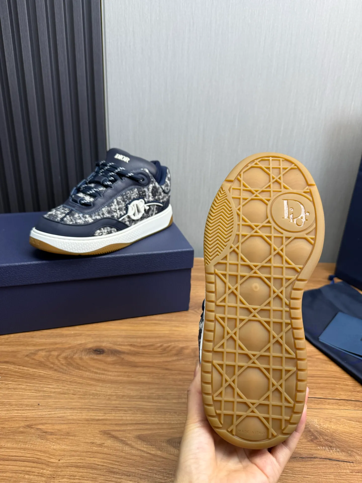 Men's shoes 💰800💰 Dior sneakers enrich the classic series with fashionable retro style. Carefully crafted, they can be paired with casual looks all year round. Dad Shoes style shoes that follow the trend of the retro market ▪️ Fabric: Original custom embroidered cowhide ▪️ Lining: Imported breathable mesh ▪️ Sole: Original molded non-slip outsole ▪️ Size: 38-45 (45 is custom-made and cannot be returned)